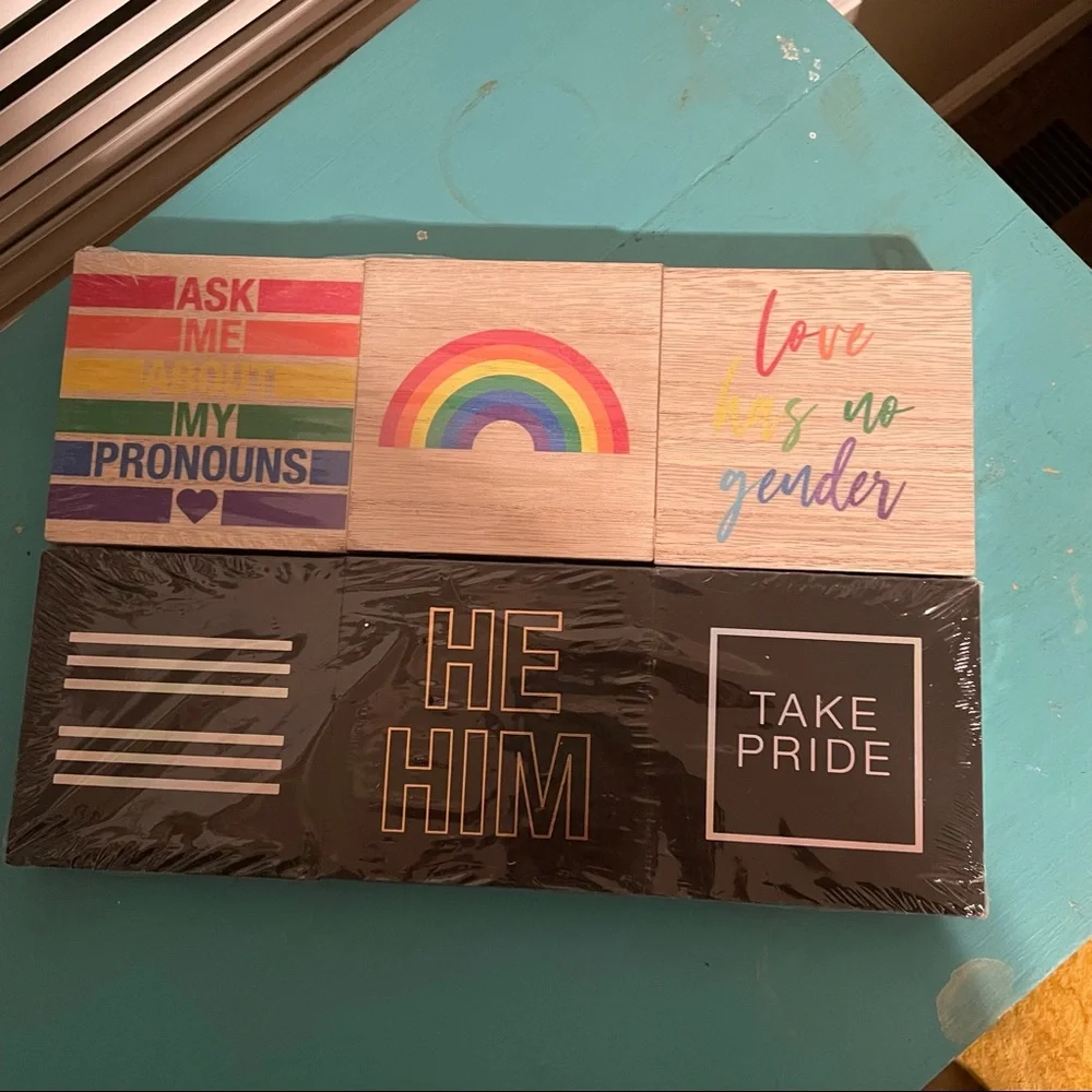 2 PCS 3-count mini sign displays “TAKE PRIDE” “LOVE HAS NO GENDER” logo