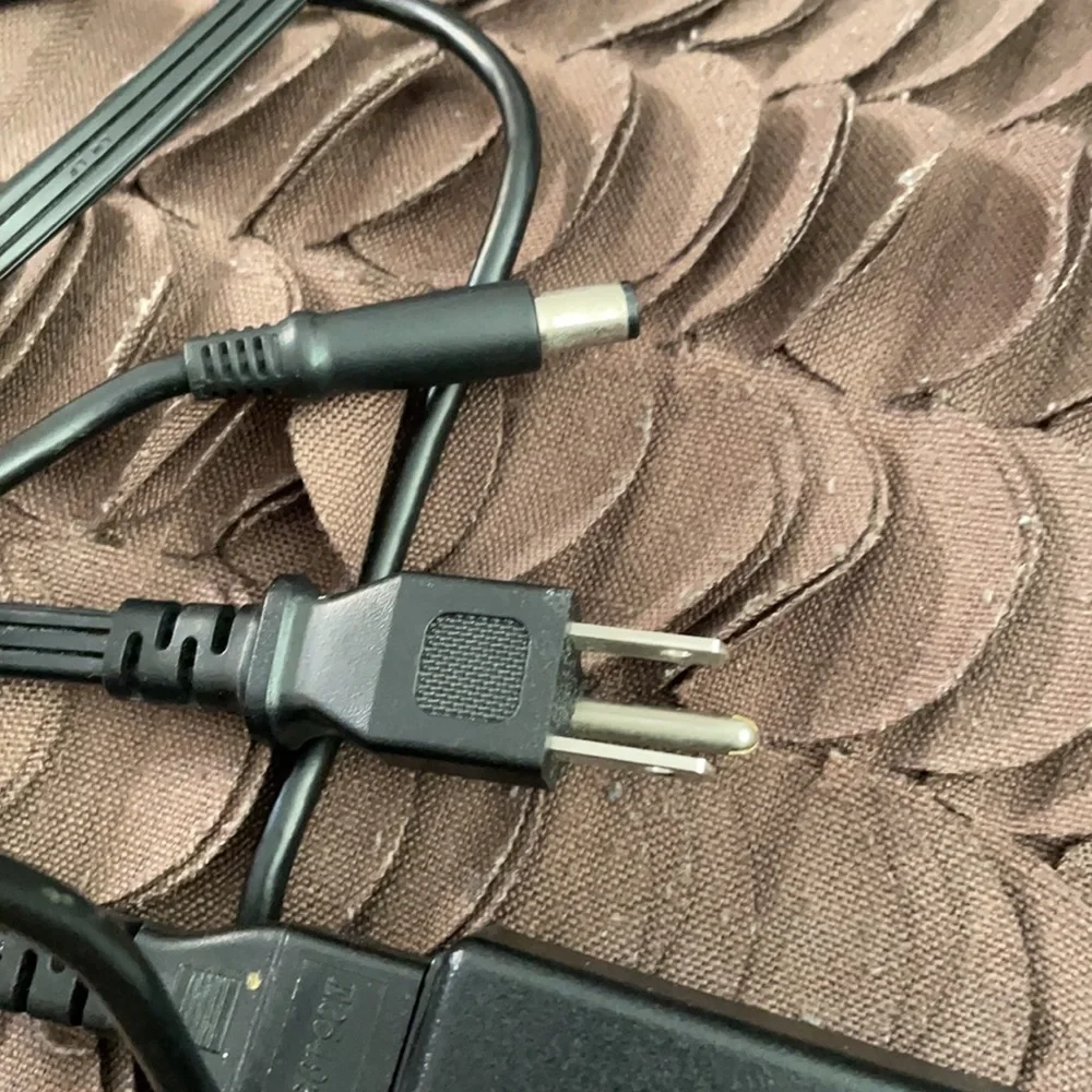 Dell ac 90w adapter/charger in great condition See pics for specs.