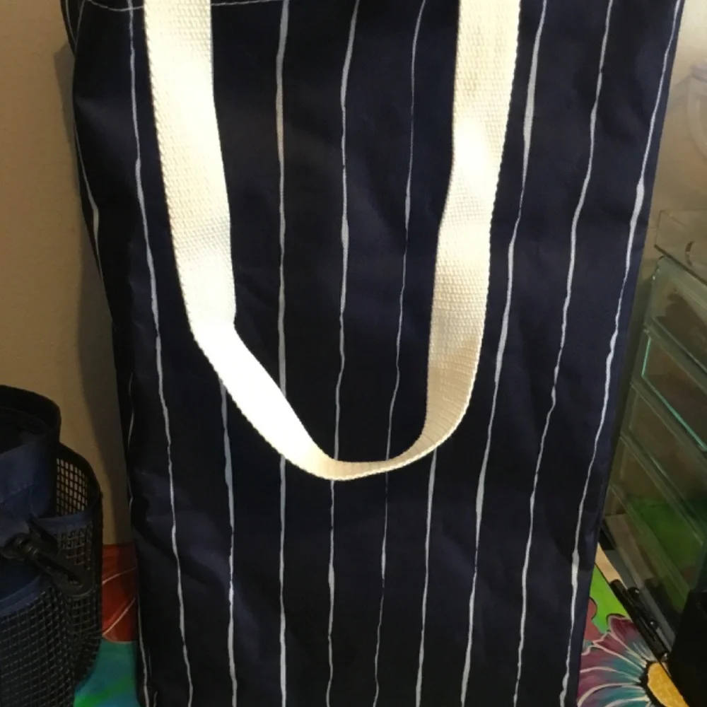 N/A laundry tote