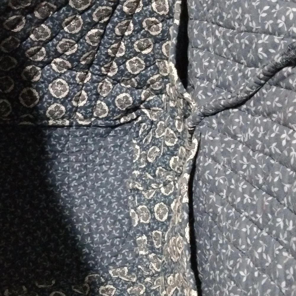 Verá Bradley tote bag sz 22× 14 inche color blue gray in good condition