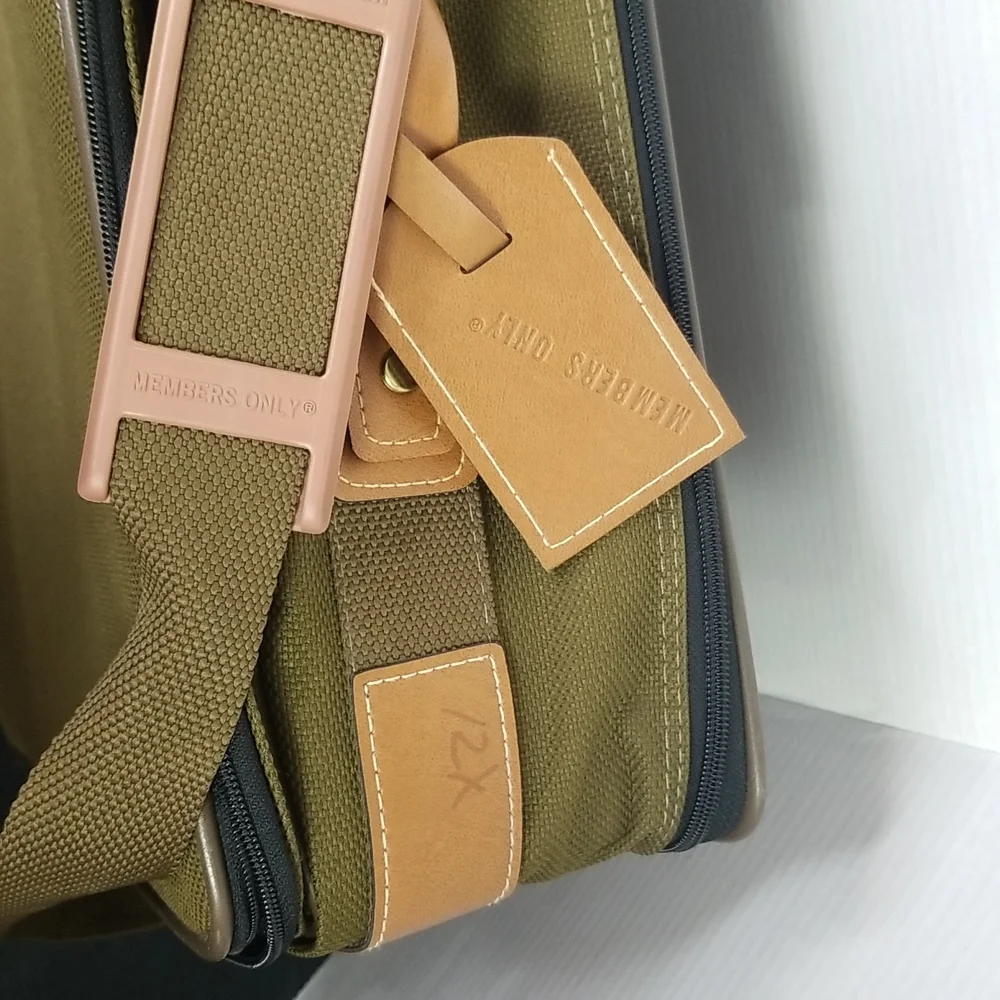 VINTAGE MEMBERS ONLY OLIVE GREEN SUITCASE/ CARRY-ON LUGG 14