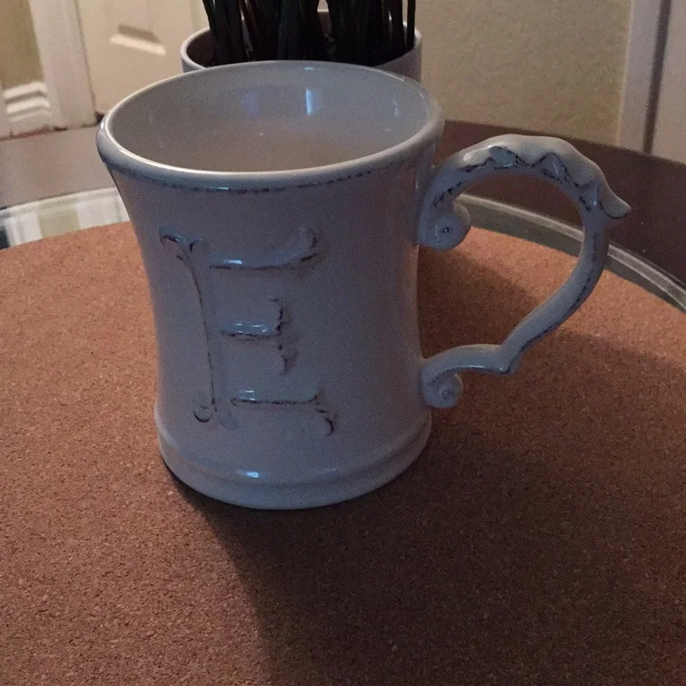 Pier 1 set 3 cup color white and gold