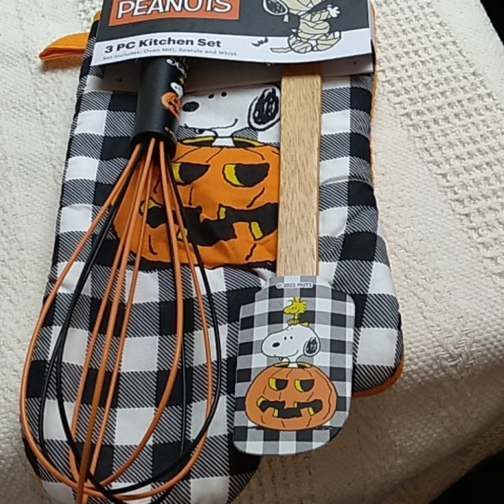 Peanuts Snoopy 3 Piece Kitchen Set Oven Mitt, Spatula & Whisk Pumpkin