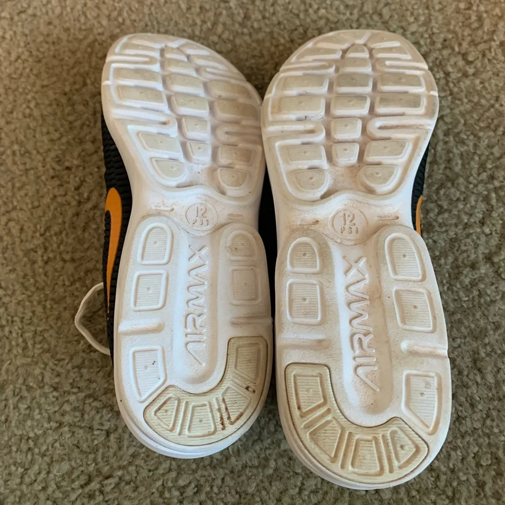 Nike Air Max Advantage 2 Athletic Shoes for Women