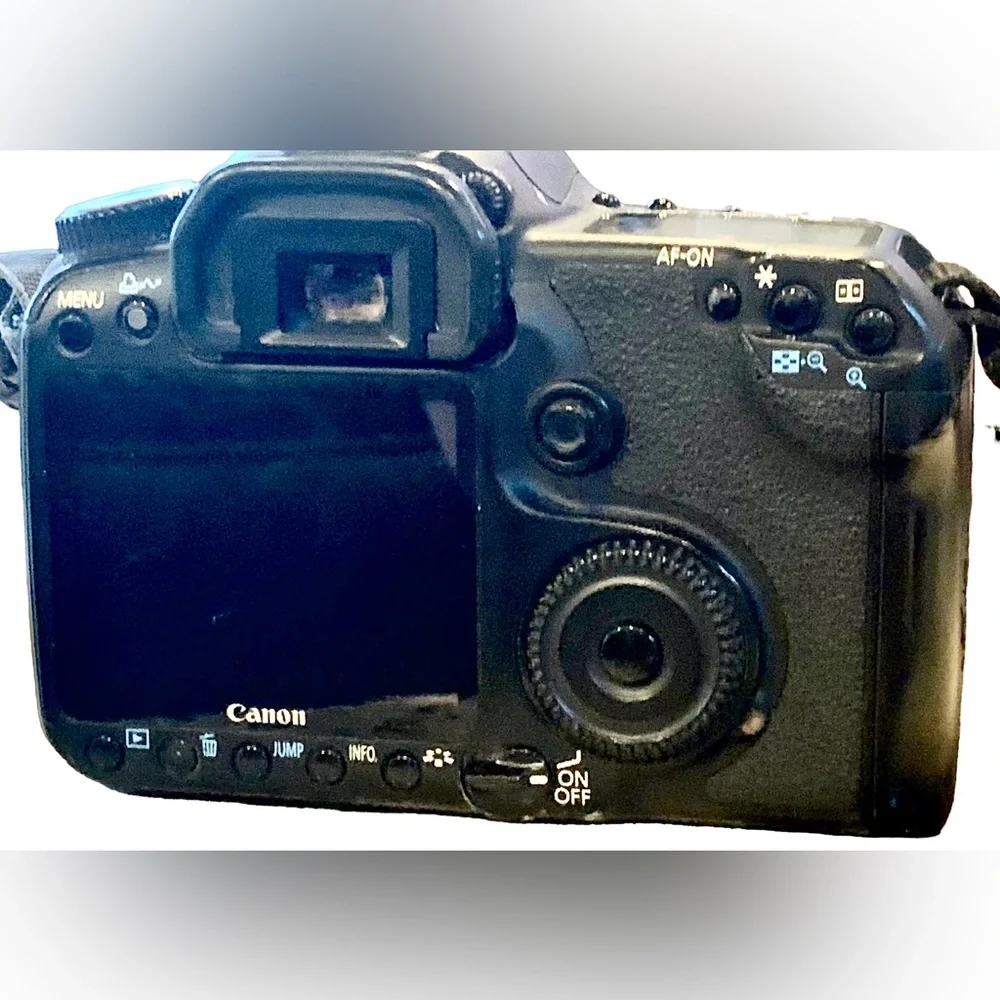 Canon EOS 40D 10.1MP Digital SLR Camera - Black (Kit w/ EF-S IS 18-55mm Lens)