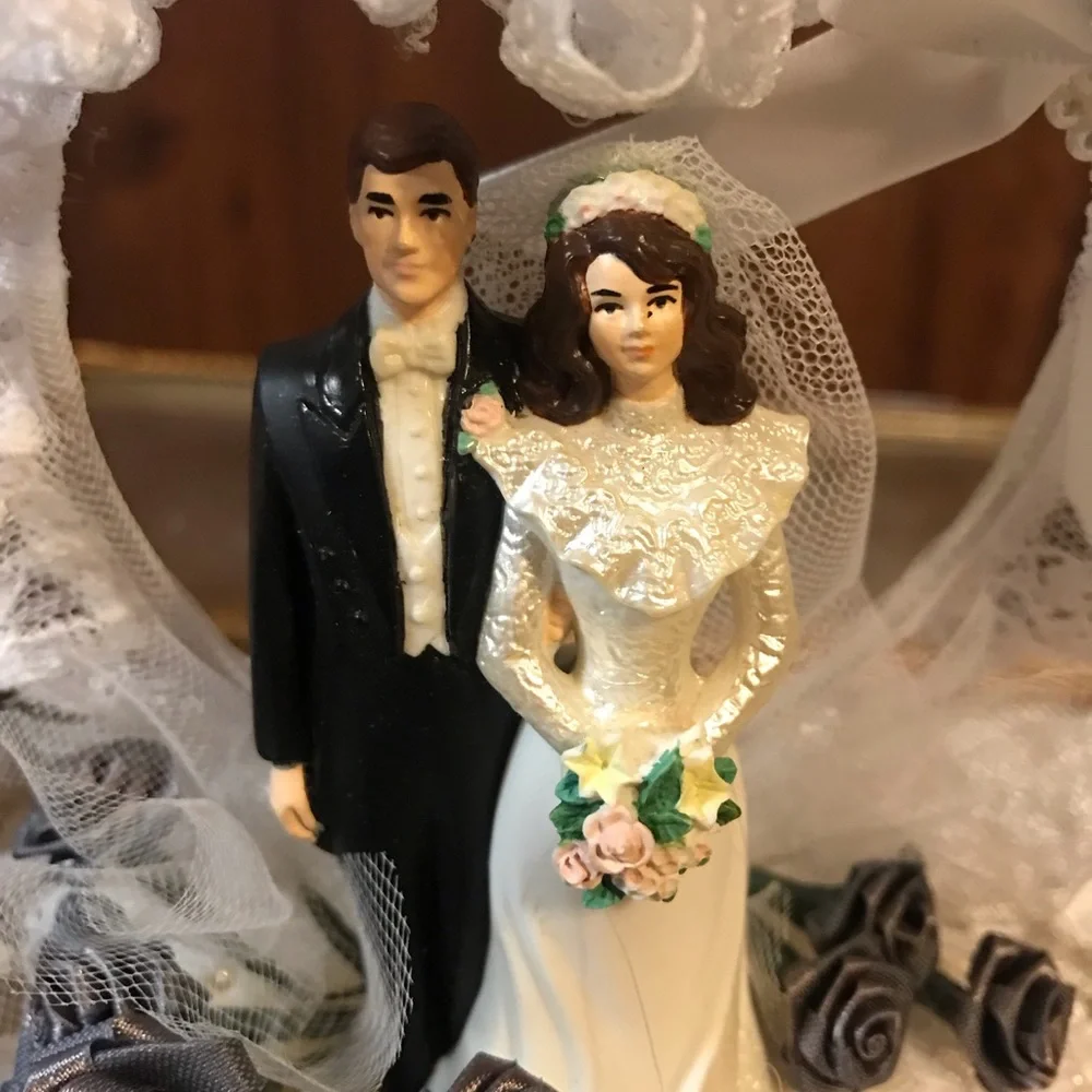 Wearing cake ornament (vintage) in box