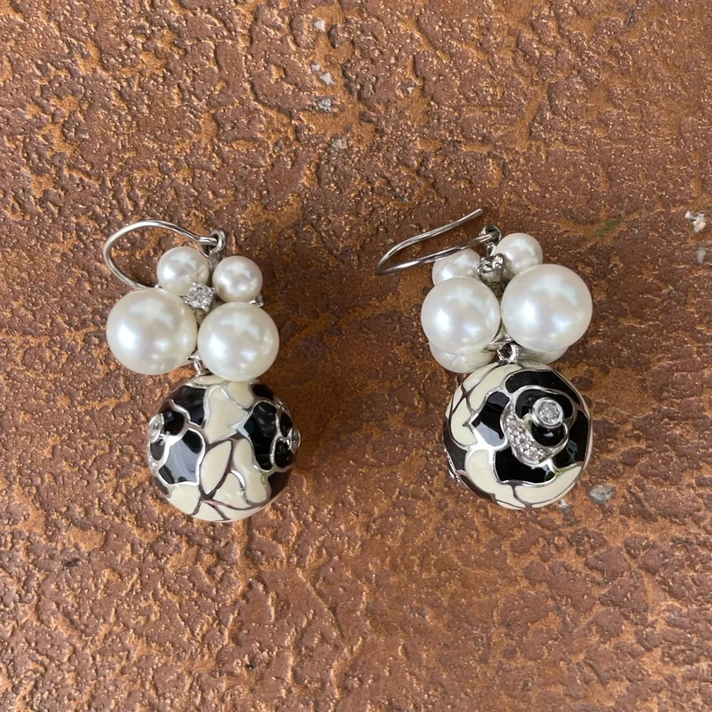 Beautiful vintage Pearl dangle earrings