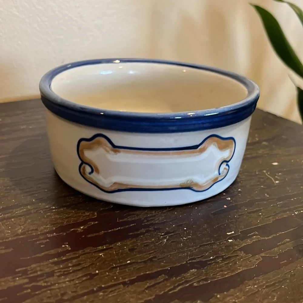 Louisville Stoneware pet says “abby”