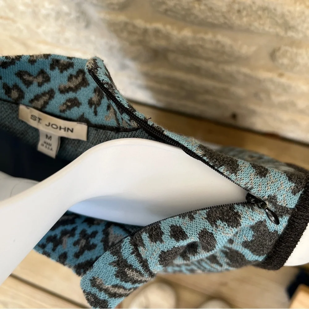 St John vintage mock neck leopard sleeveless sweater Santana M blue gray