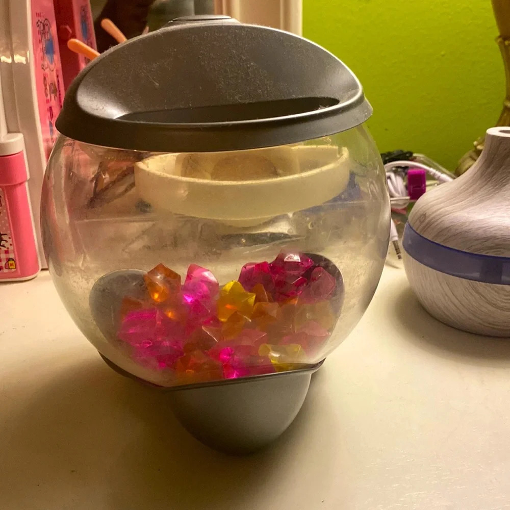 Small Glass Fish tank with colorful rocks inside. ((AA batteries required))