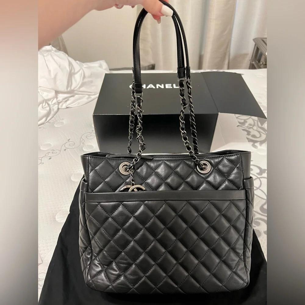 Chanel shoulder handbag with zipper