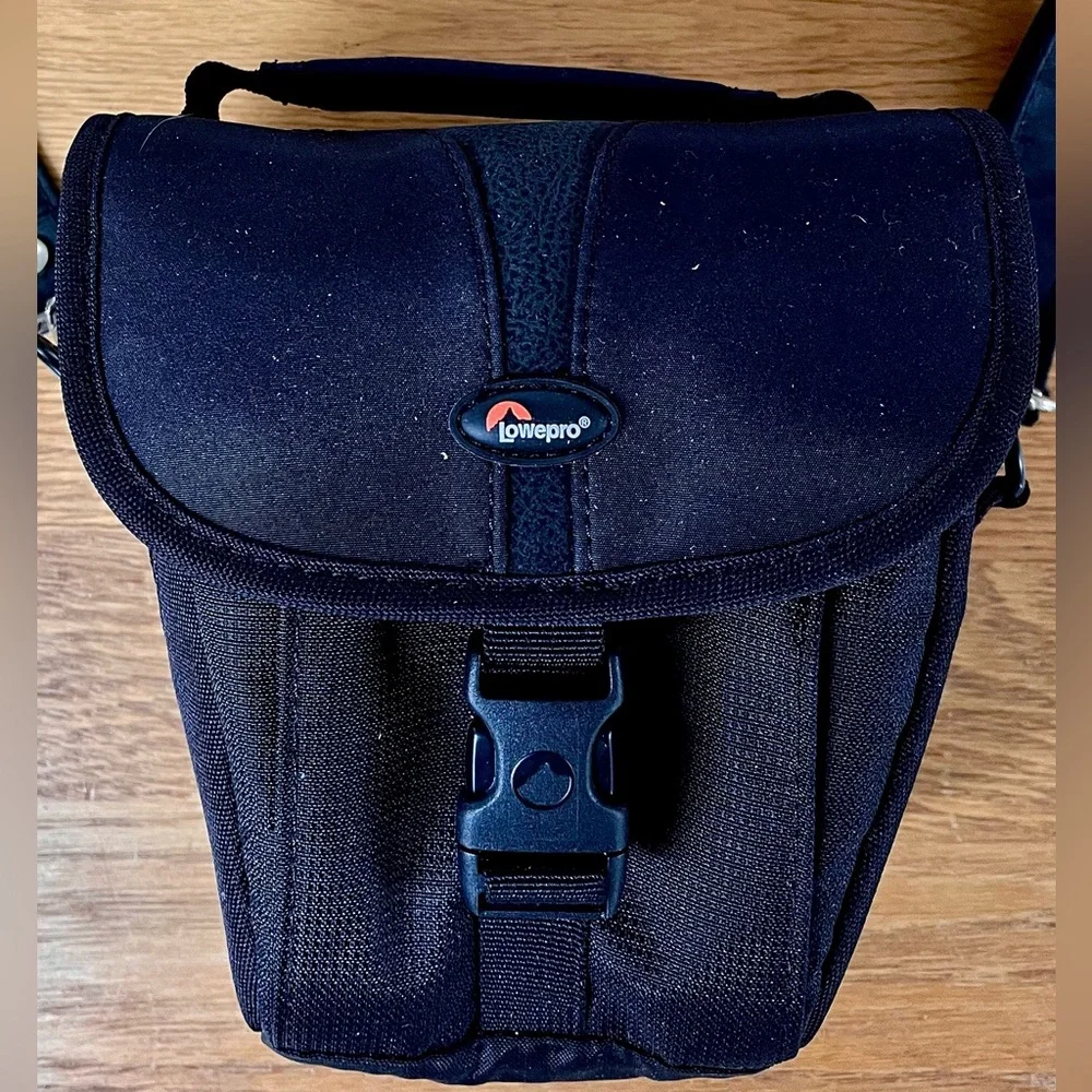 Lowepro Rezo TLZ 10 Camera bag EUC Holster style with a front pocket