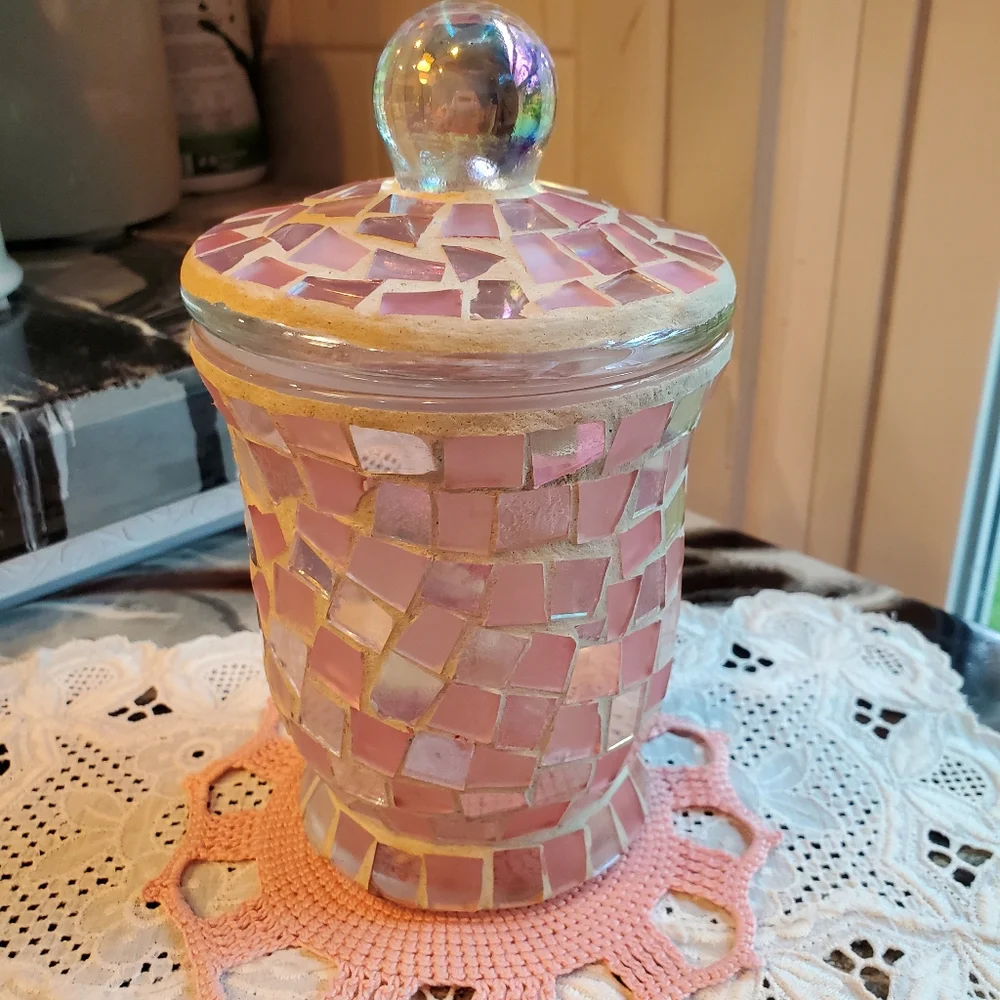 Pink glass-pieces accessories container with lid