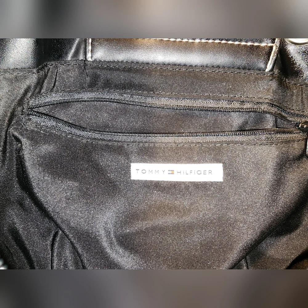 black tommy Hilfiger shoulder bag guc