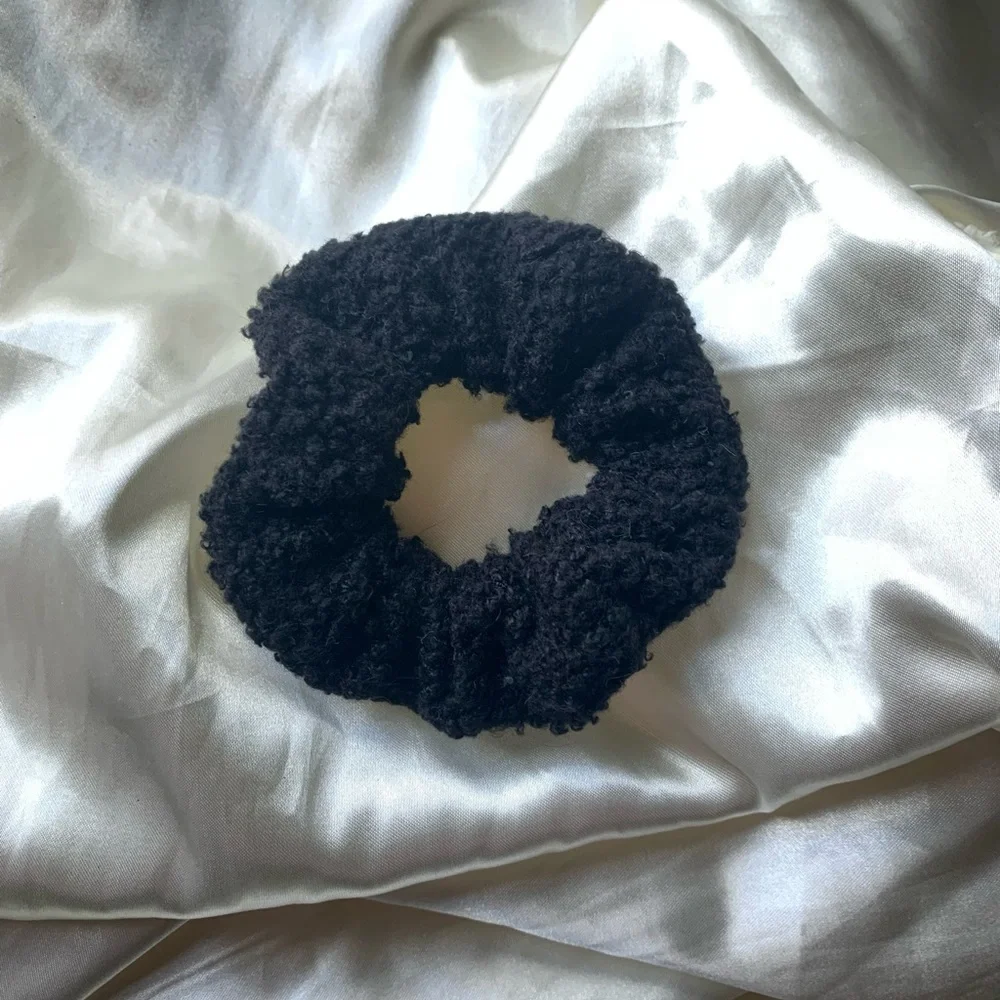 N/A sweaterlike scrunchies