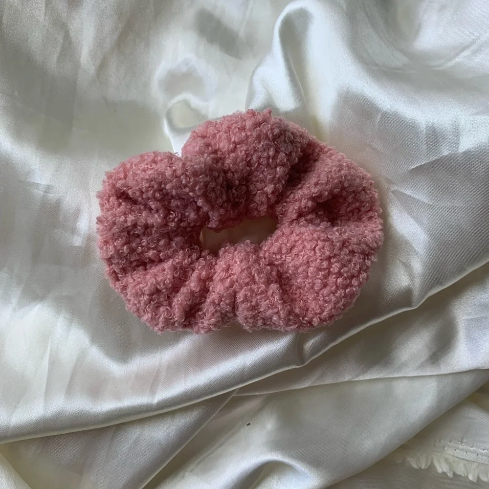 N/A sweaterlike scrunchies