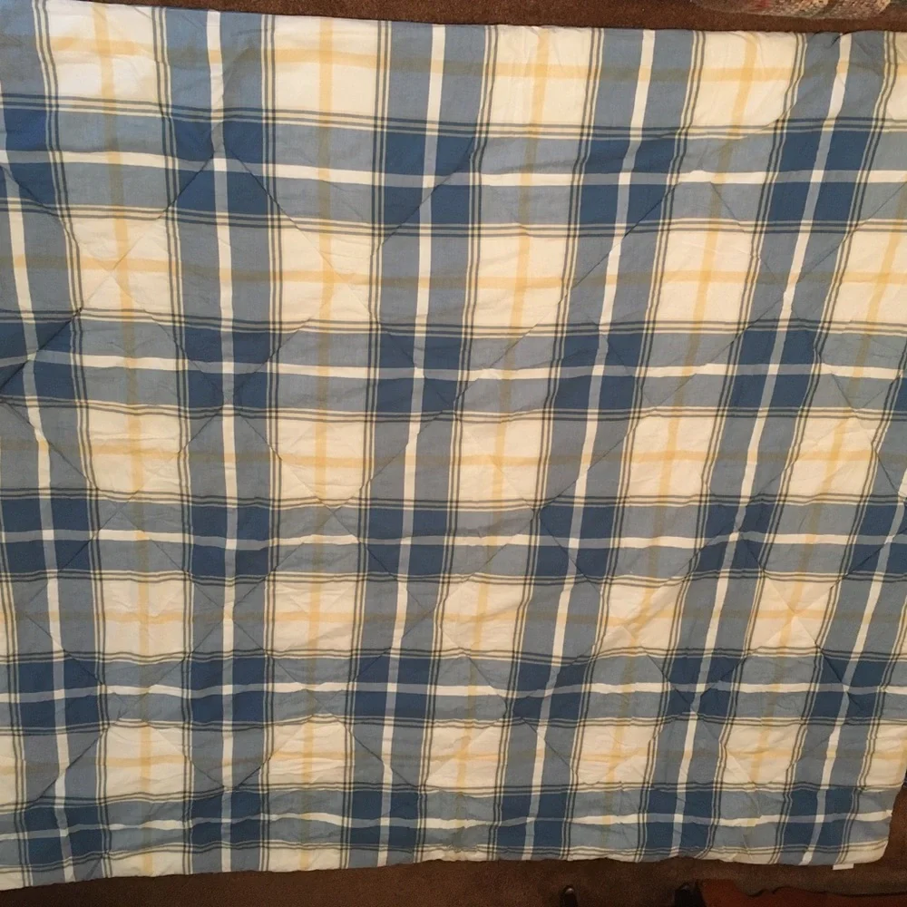 COPY - Have 2 LauraAshley Reversible Twin Comforters ea80”L,69”W. This is for 1…