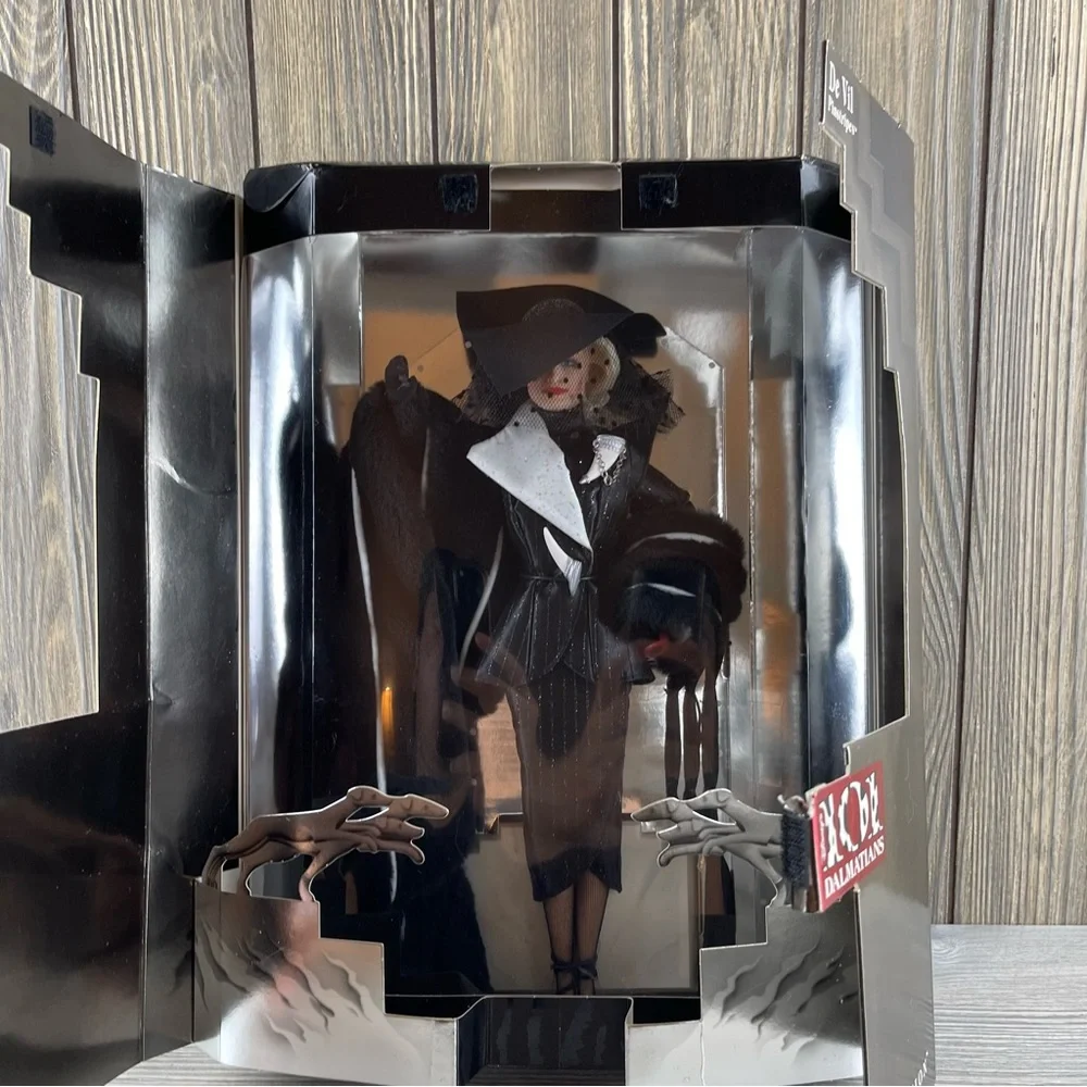 Disney’s 101 Dalmatians Cruella De Vil Power In Pinstripes Collector Doll (1996)