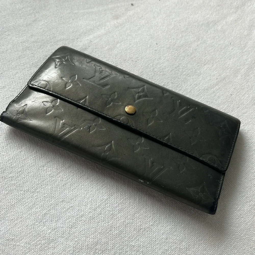 Louis Vuitton Gris Art Deco Monogram Vernis Sarah Wallet