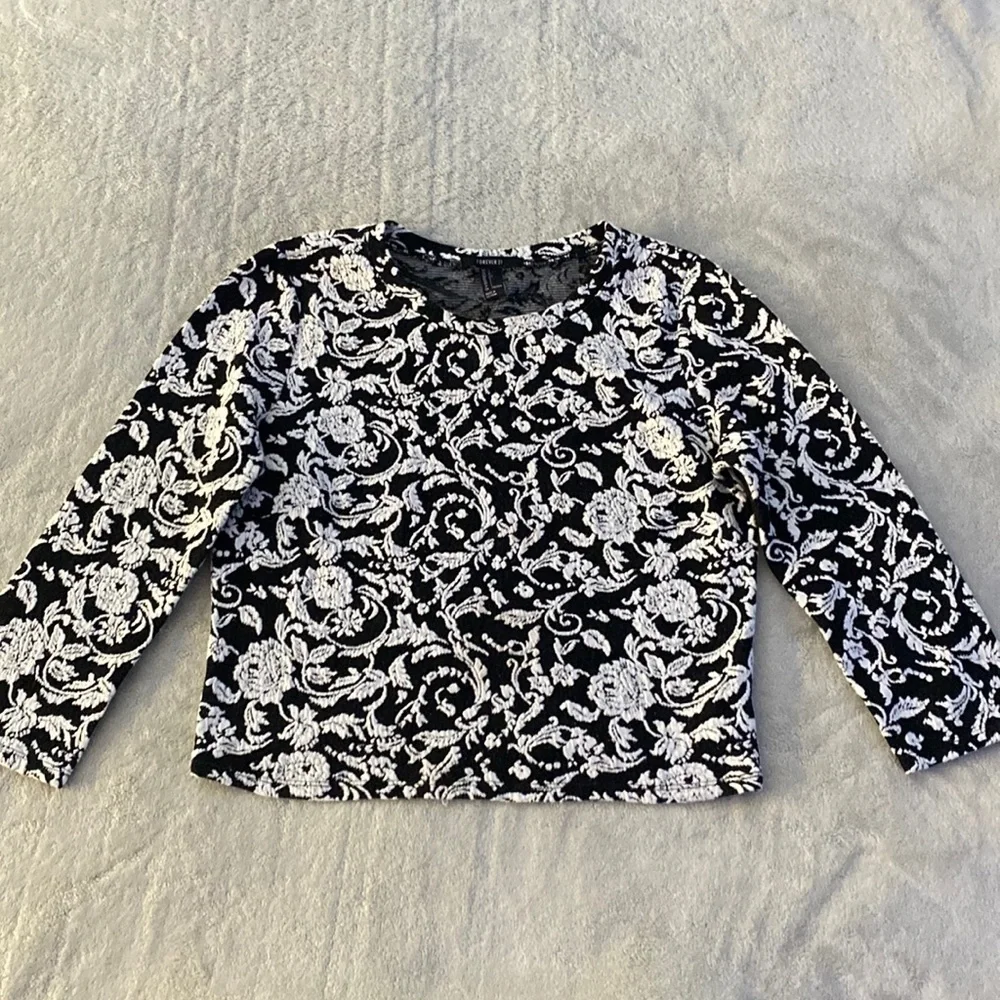 Forever 21 Cropped Black & White Floral Top Size Large