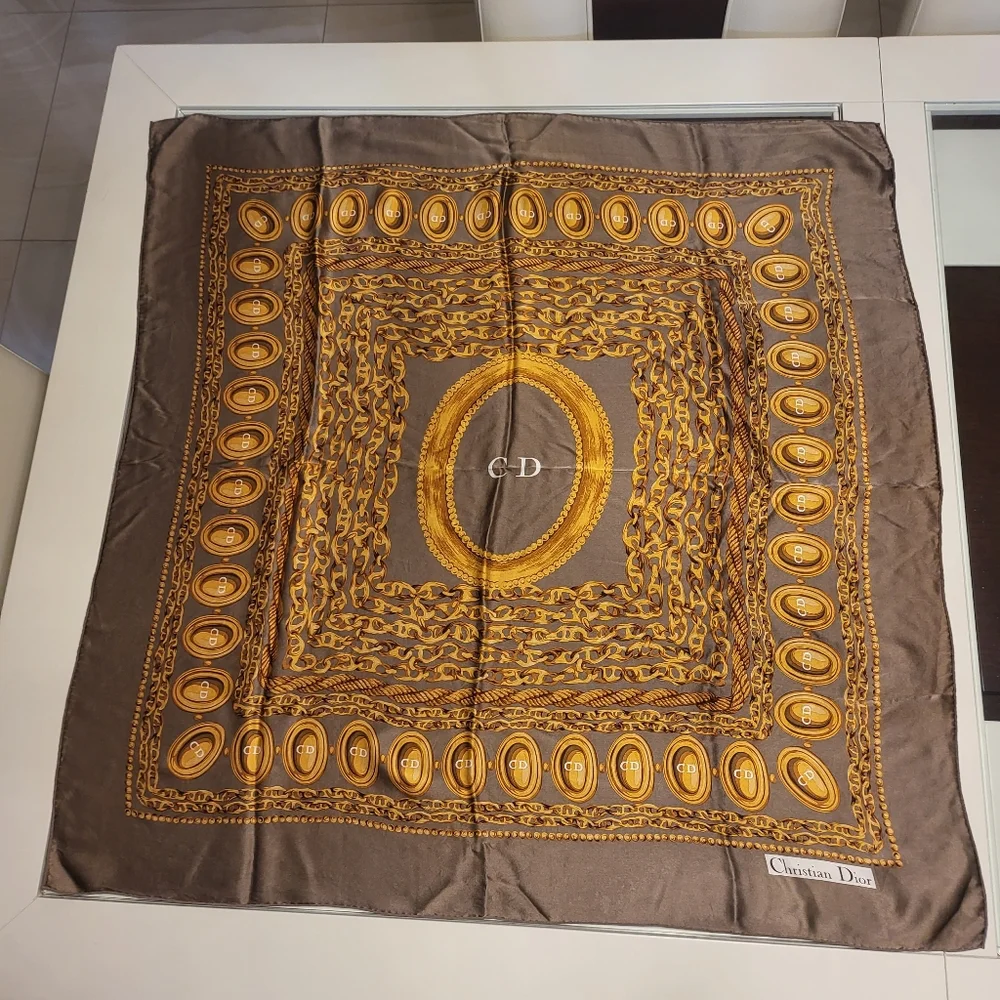🔥EUC 💯 GORGEOUS CHRISTIAN DIOR CHAIN SILK SCARF
