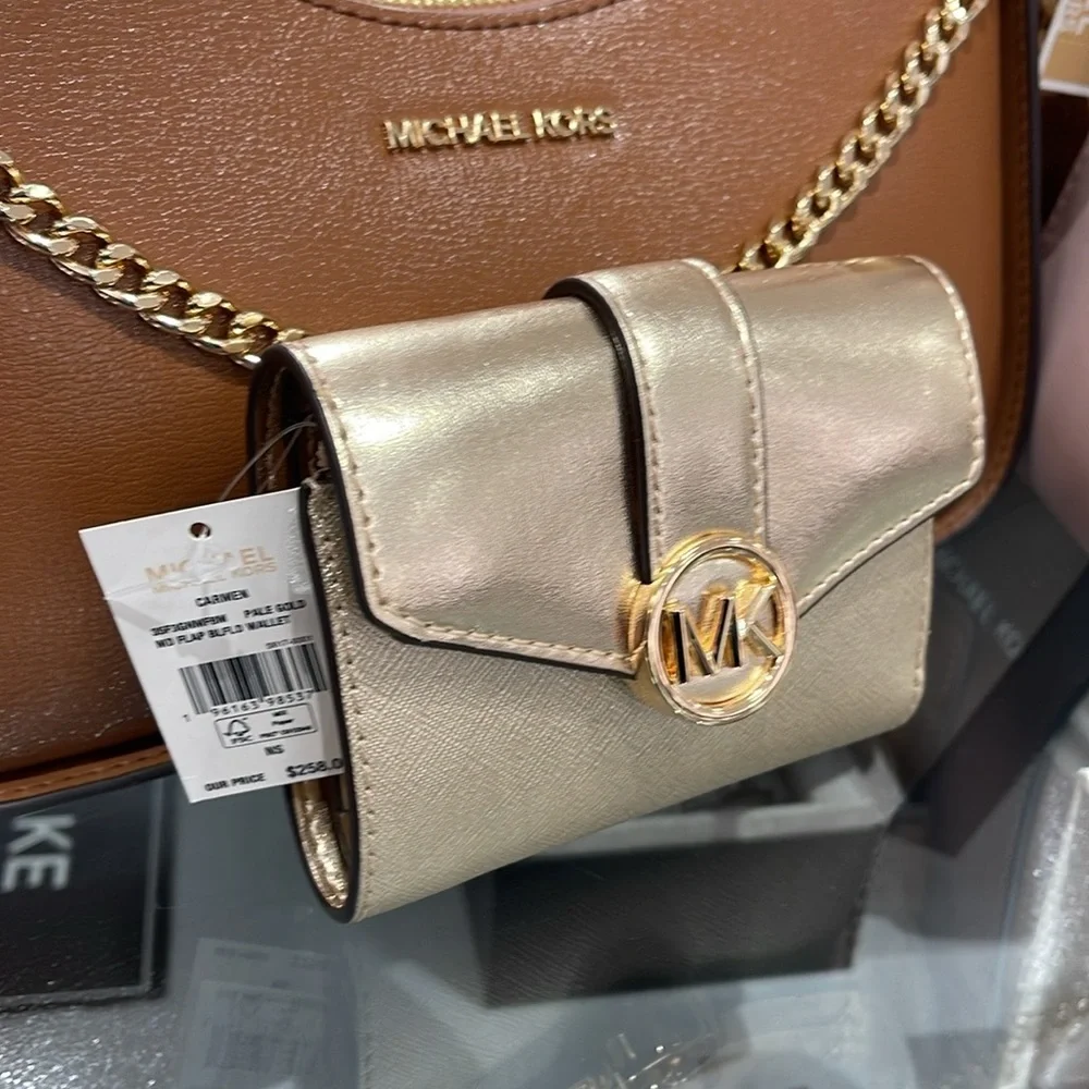 Michael Kors material pocket pale
