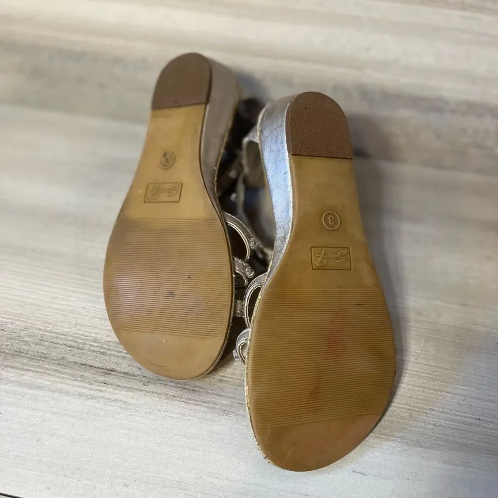 Seven7  silver metallic “Diamond “ Sandals. Zippered Heel Sz 3