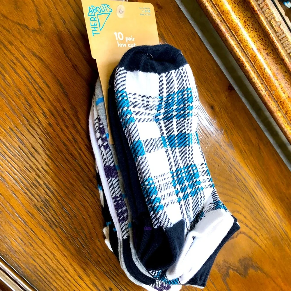 New Boy’s Thereabouts 10 pair low cut socks.  Size L 3-10. Age 5+.
