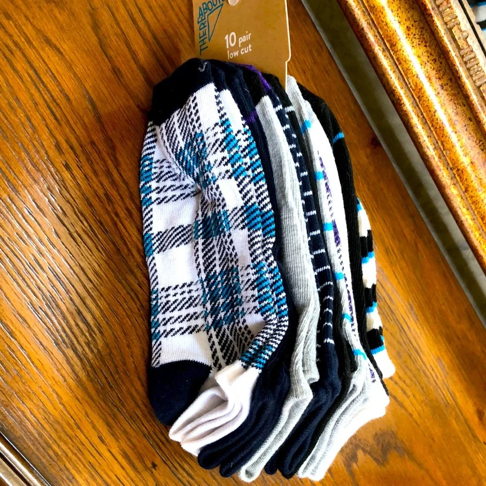New Boy’s Thereabouts 10 pair low cut socks.  Size L 3-10. Age 5+.