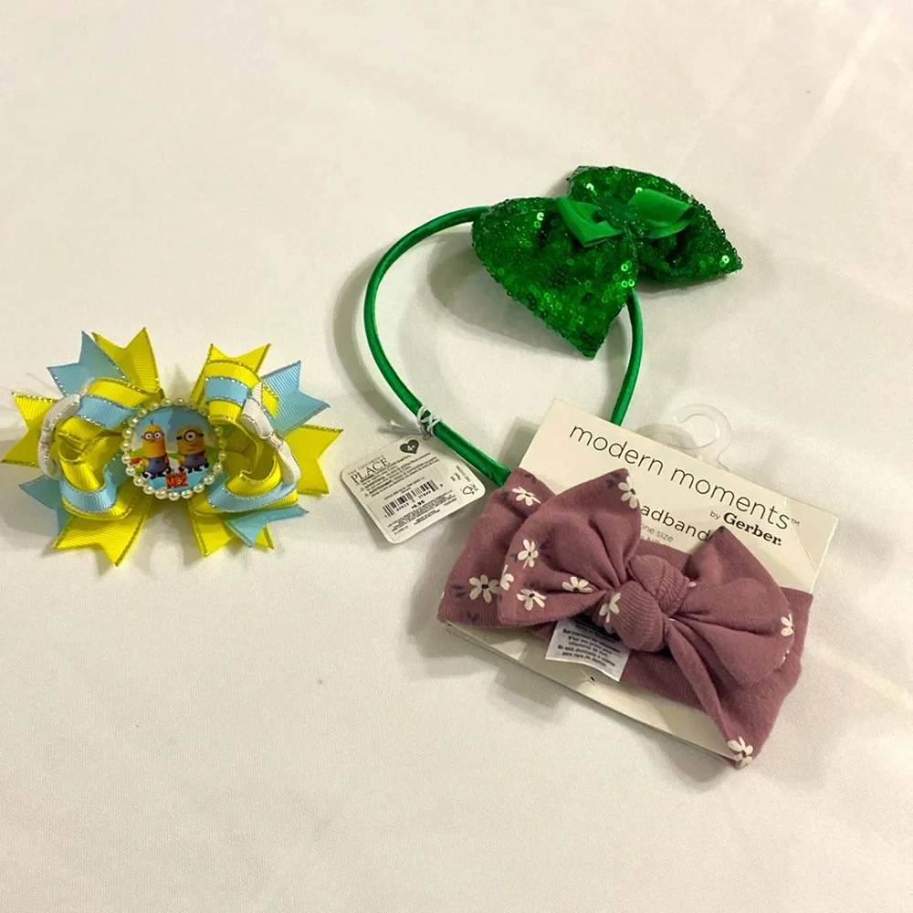 Lot of 3 children’s hair accessories.