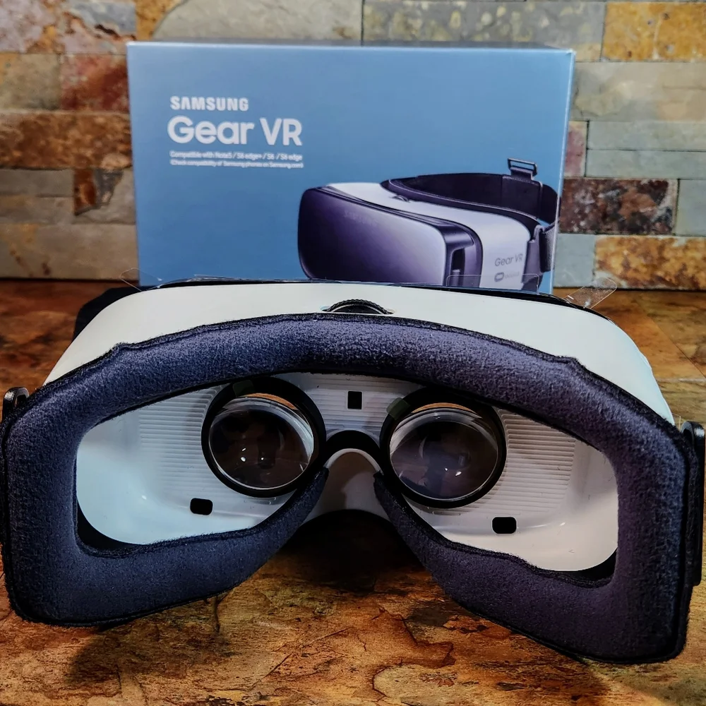 Samsung Gear VR Headset • Powered By Oculus • Fits Older Cell Phones