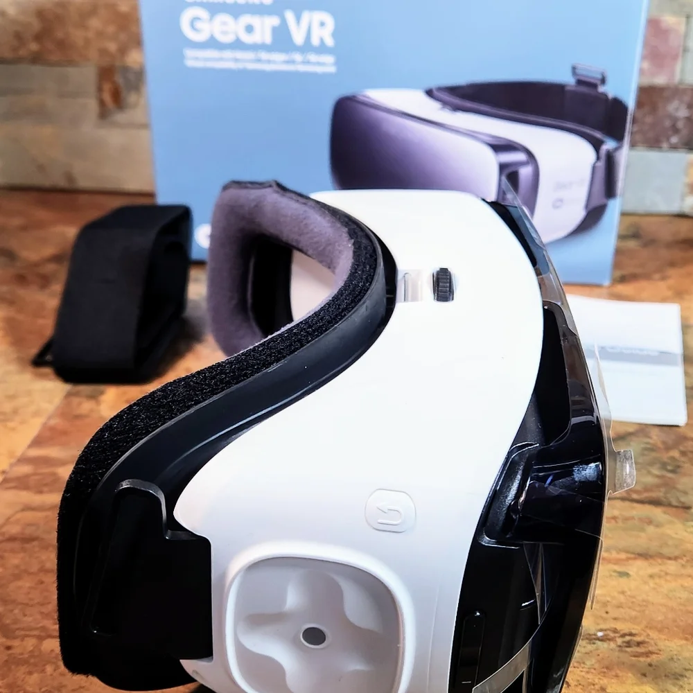 Samsung Gear VR Headset • Powered By Oculus • Fits Older Cell Phones