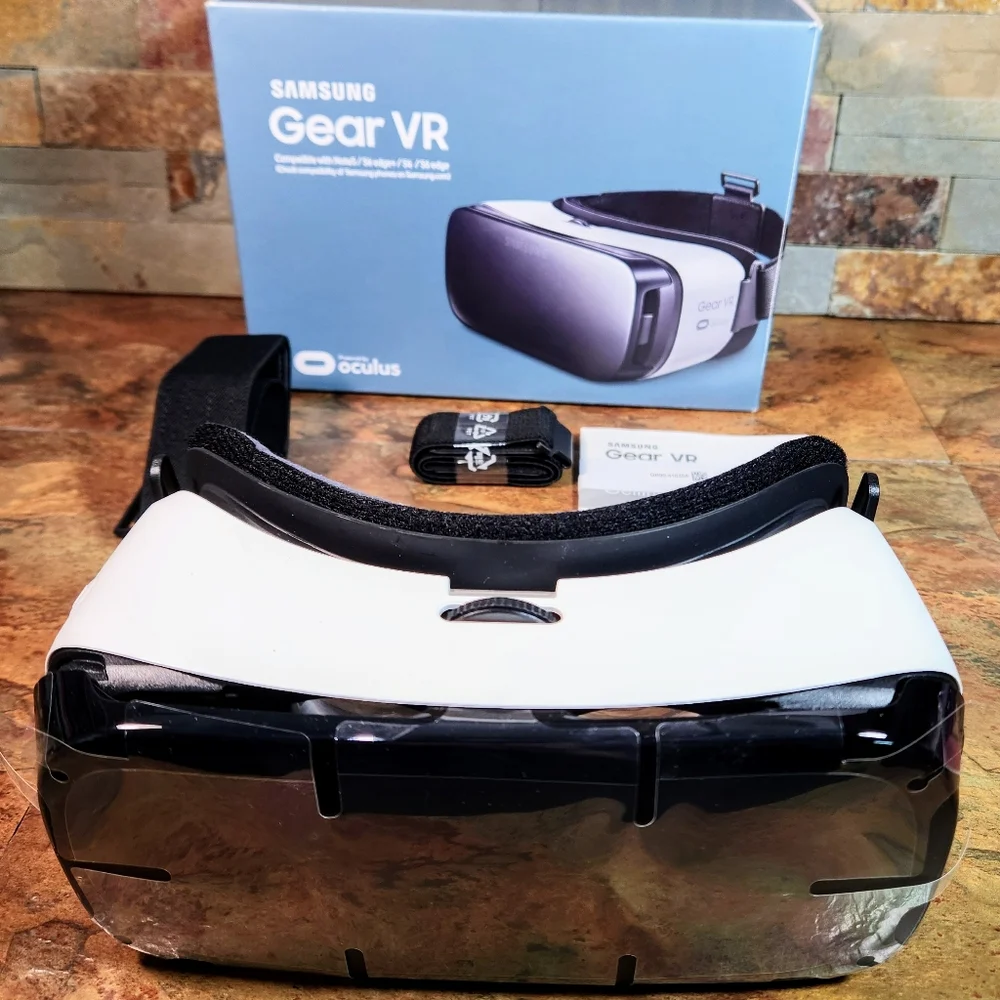 Samsung Gear VR Headset • Powered By Oculus • Fits Older Cell Phones