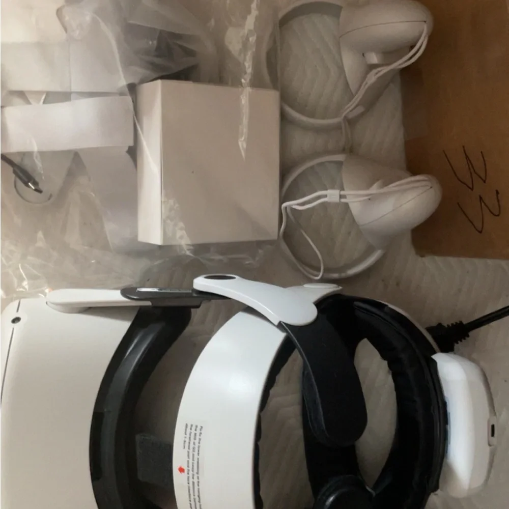 Oculus quest 2 256GB with headstrap and battery pack