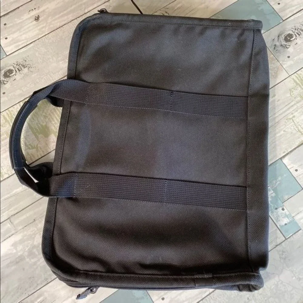 Tumi laptop business