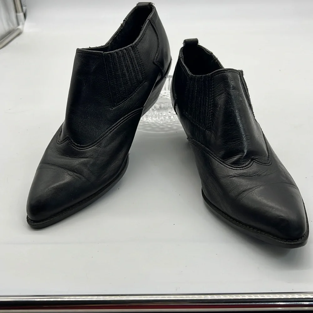 Vintage Zodiac Black Leather Ankle Bootie size 8