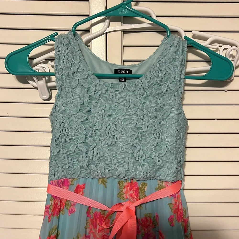 Zunie Little Girls Dress with flower bottom half Size Small (7-8)