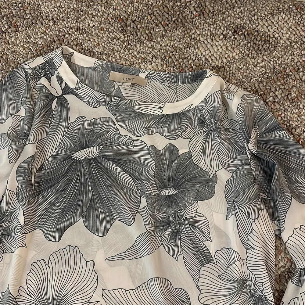 Loft women’s size small cream/navy floral blouse with bell/ruffle sleeves