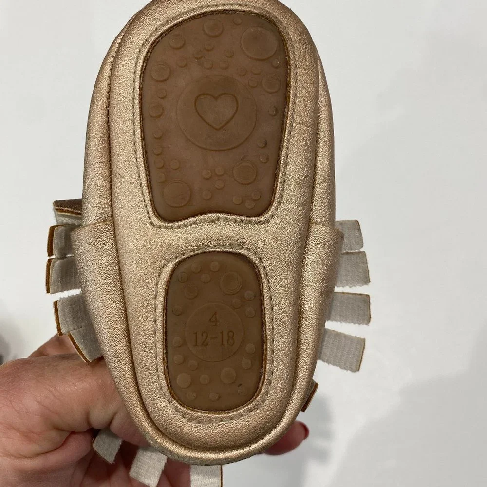 Light Gold w/Bow, baby girl fringe moccasins, size 4, 12-18M EUC.