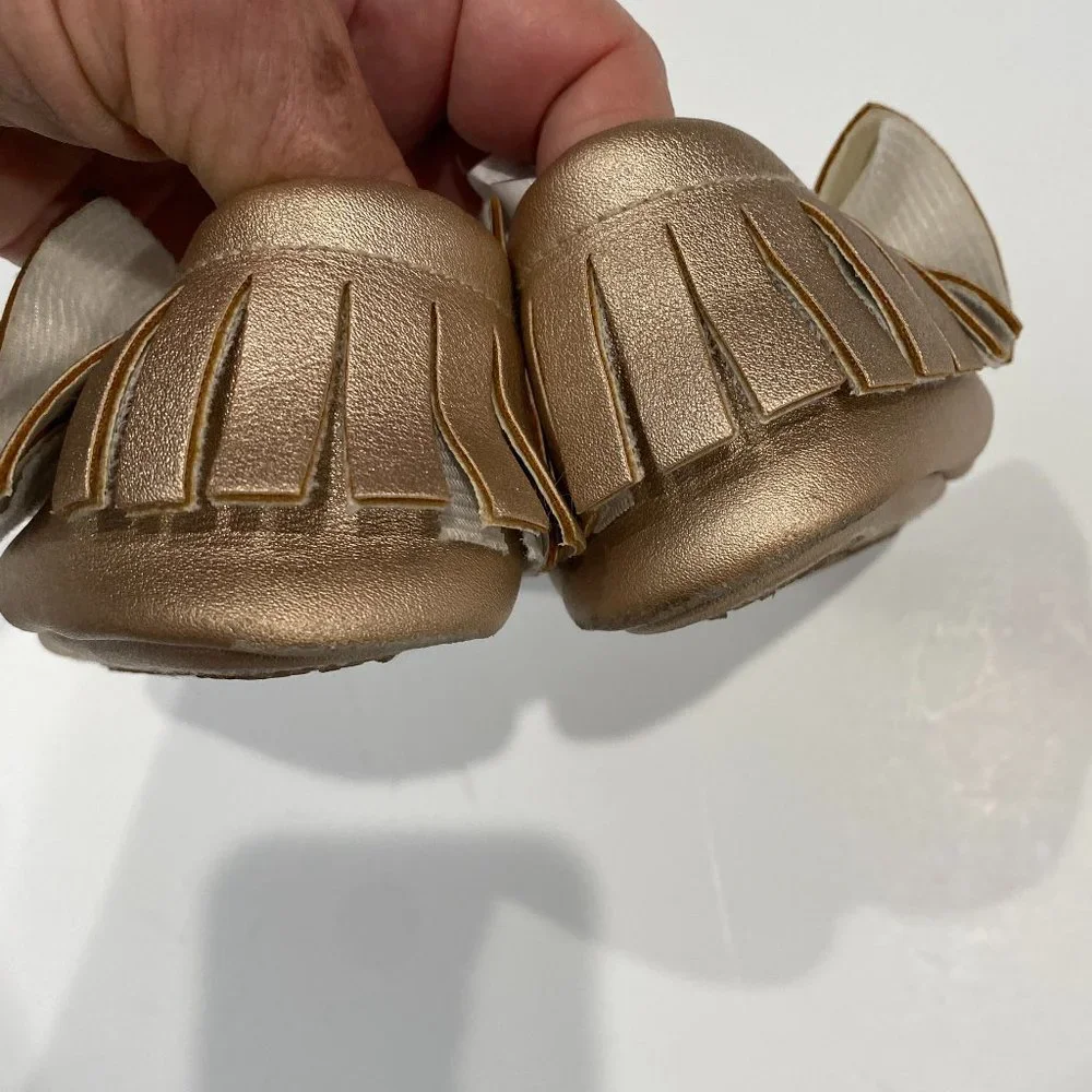 Light Gold w/Bow, baby girl fringe moccasins, size 4, 12-18M EUC.
