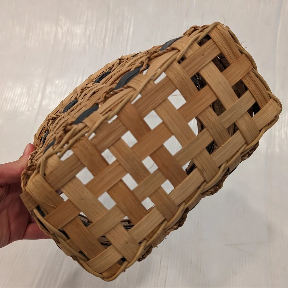 Woven Wicker basket wall hanging basket with handle