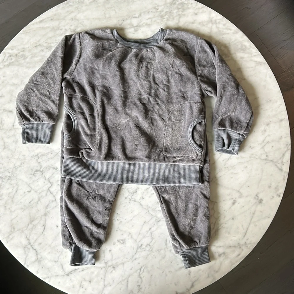 💫 Sleep on it velour sleep set toddler size 3T dark grey with star imprint.