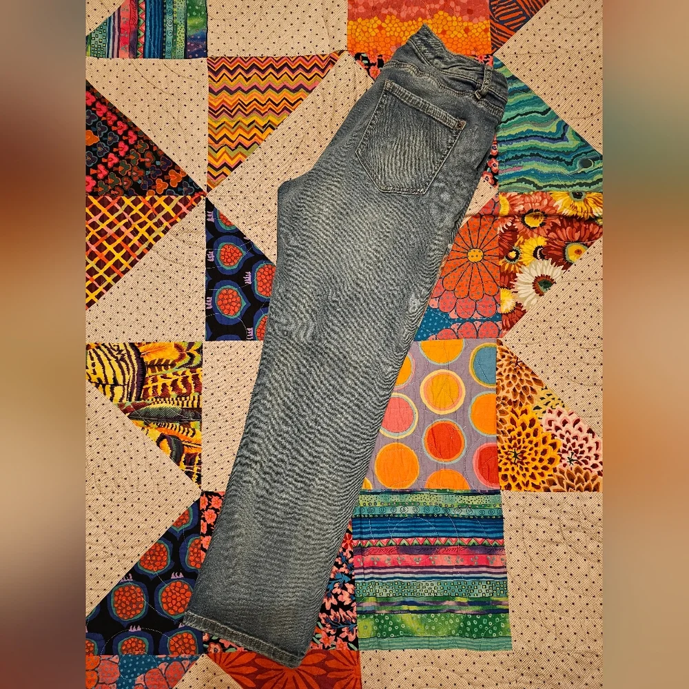 KAARI blue petite straight crop size 10P... painted flowers on left leg-so nice!