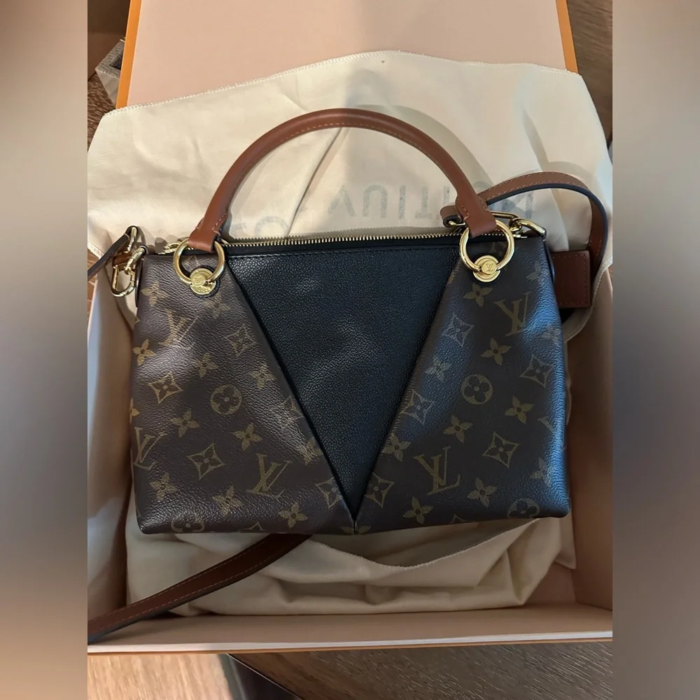 NEW Authentic Louis Vuitton V Tote BB Noir