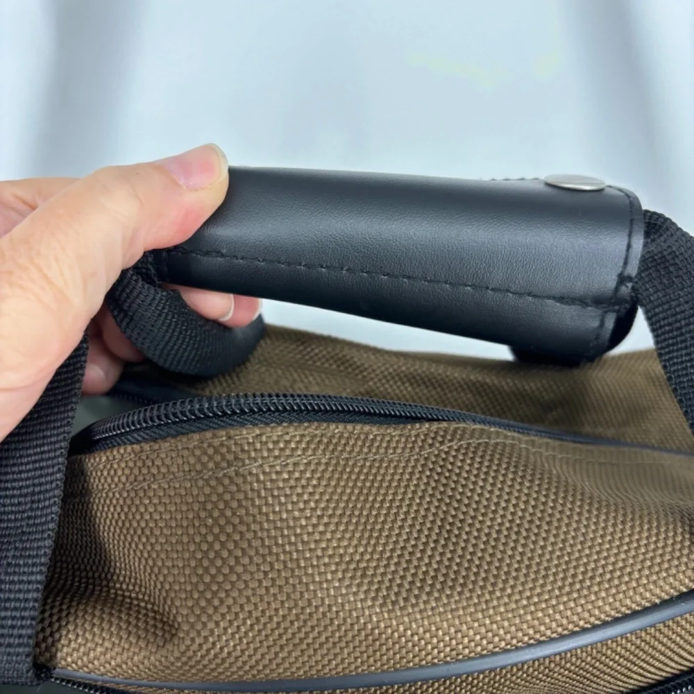 Dockers front by shoulder
