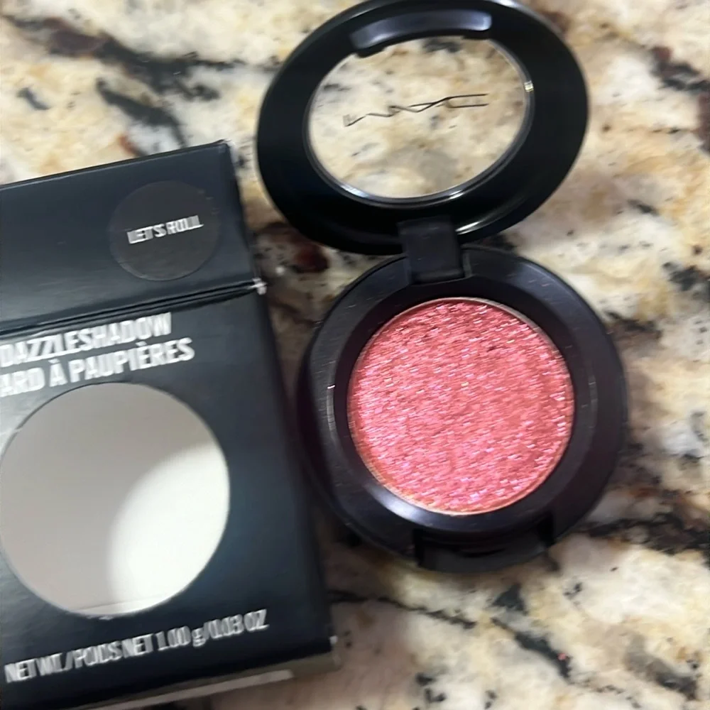 MAC Cosmetics adheres fallout rich