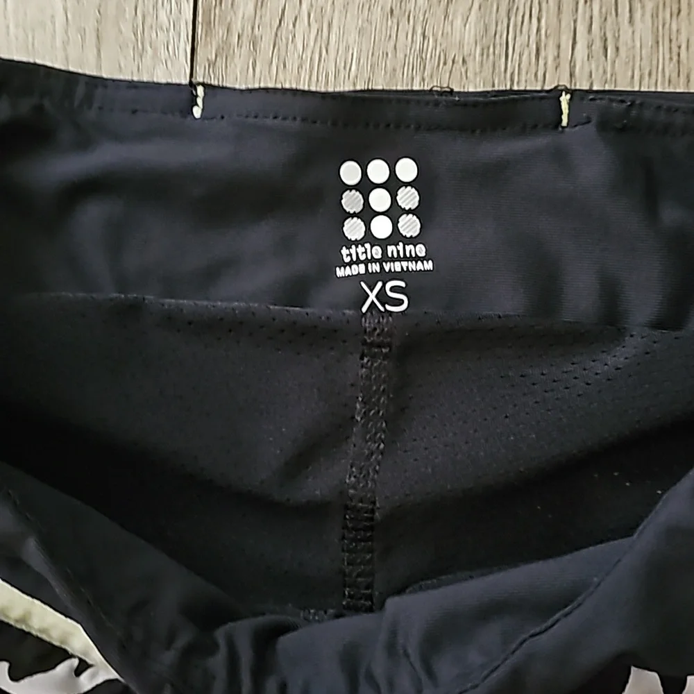 Title Nine Skort black floral print pocket pull on mesh lining