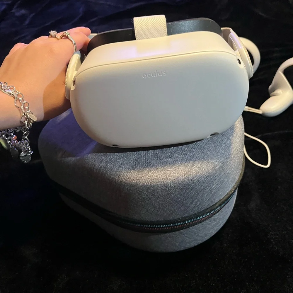 oculus quest 2 it’s white