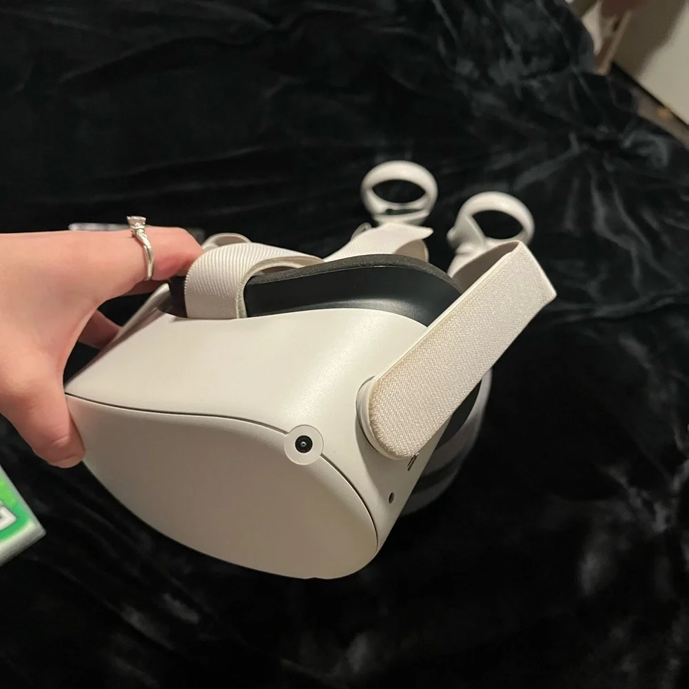 oculus quest 2 it’s white