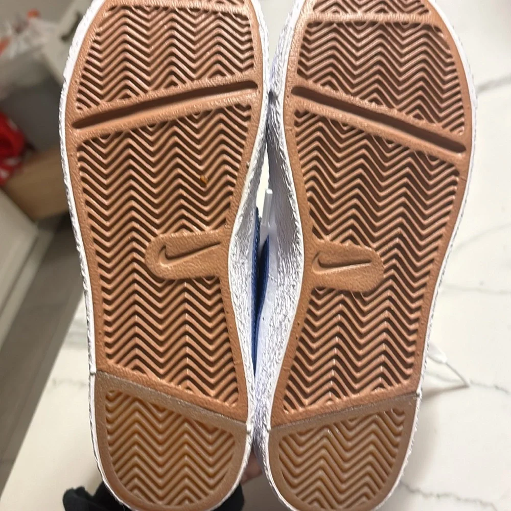 Brand new Nike boys low white sneakers with blue check size 3.5!